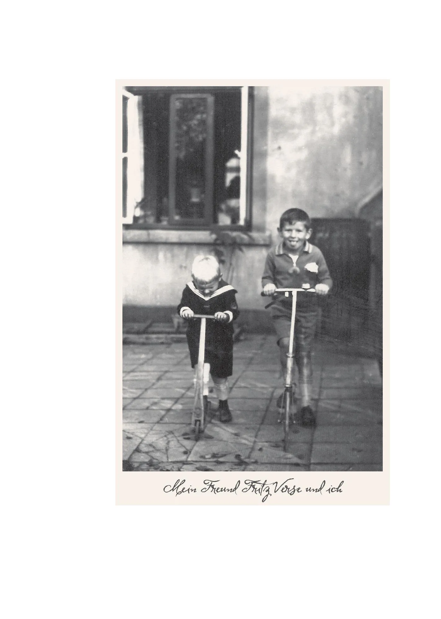 Albumseite mit einem Kinderfoto aus früheren Jahrzehnten.
