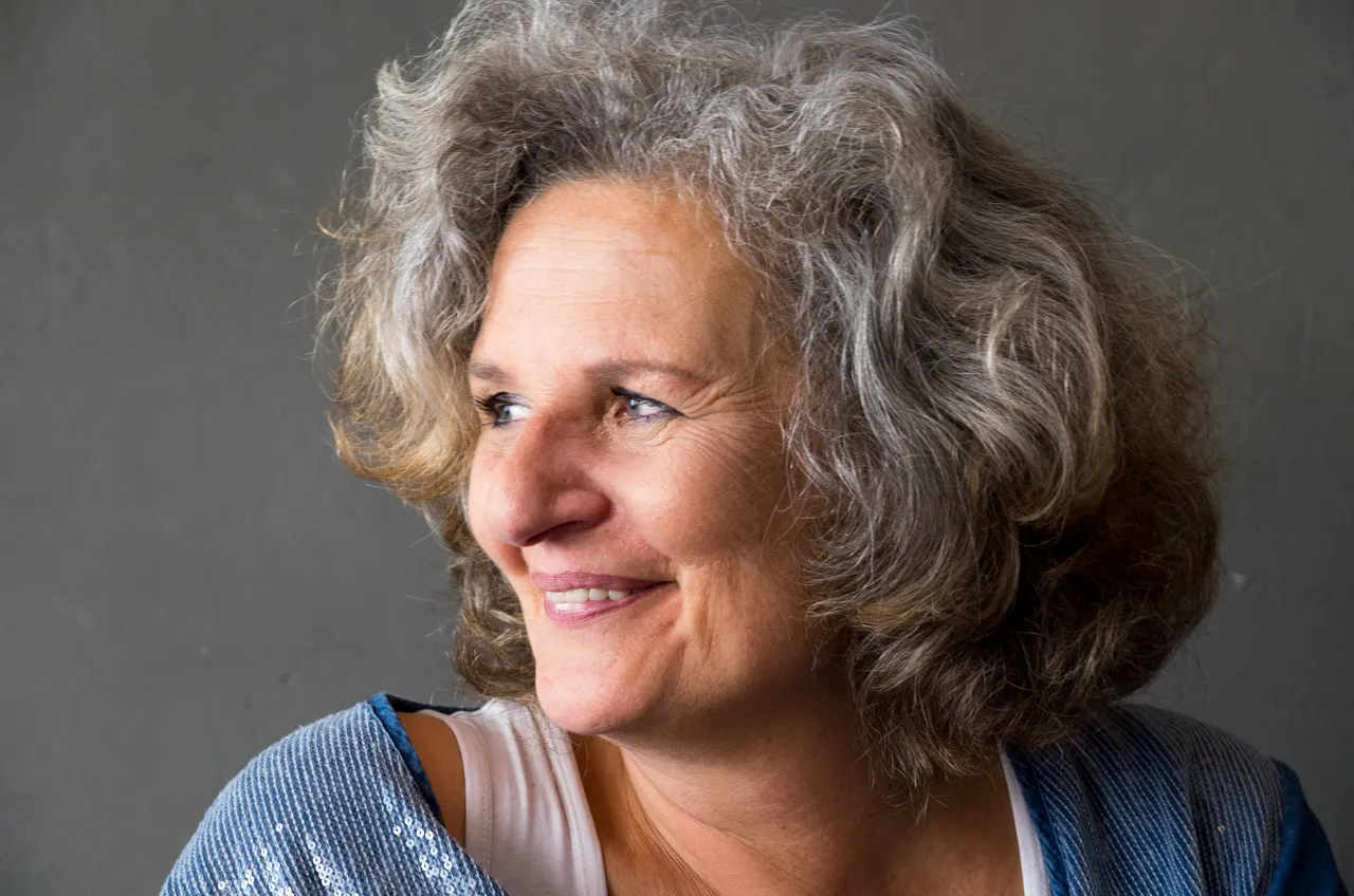 Porträt von Ulrike Wünnemann, lächelnd zur Seite blickend.