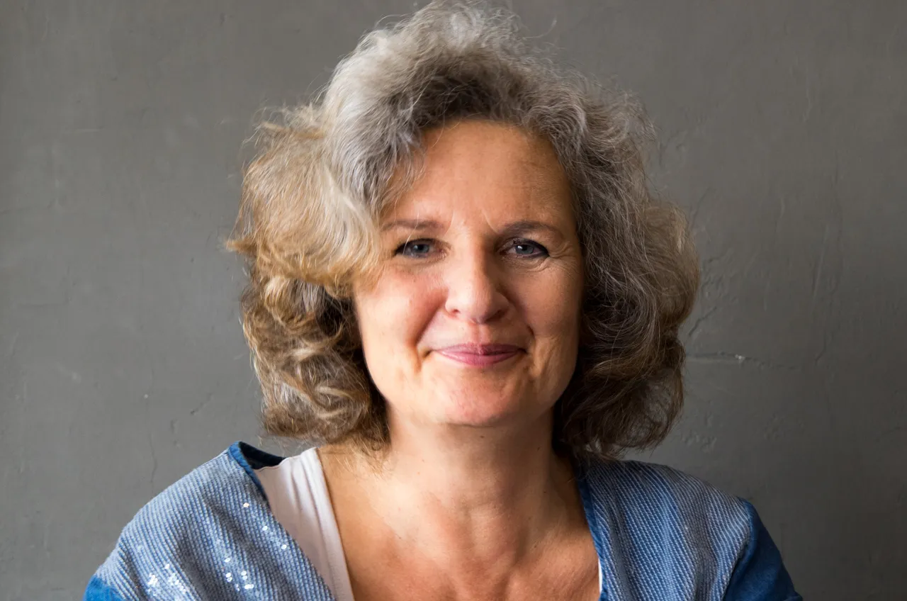 Porträt von Ulrike Wünnemann, die freundlich in die Kamera lächelt.
